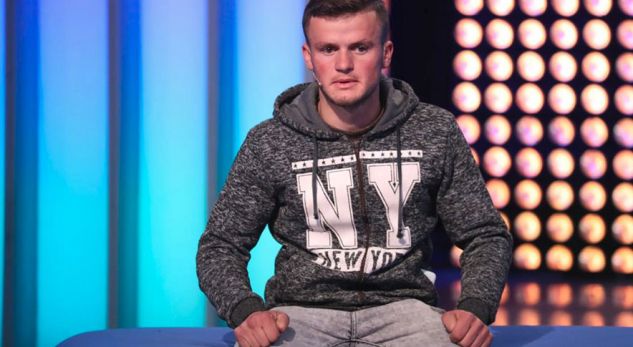 U dashurua në “Instagram”, djali i propozon “live” në studio