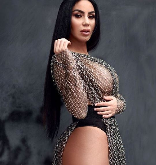 FOTO/’2 është më mirë se 1′, Fjolla provokon me meshkuj të zhveshur në shtrat