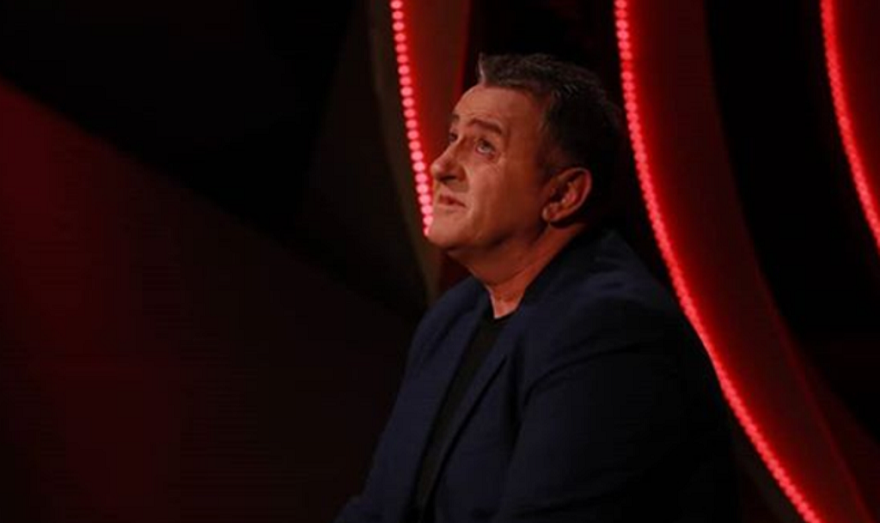 Agron Llakaj përlotet në spektakël, merr nje surprizë të papritur