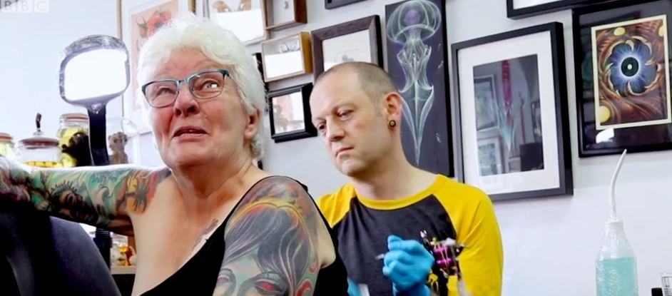 VIDEO/77-vjeçarja nuk njeh limite: Asnjëherë vonë për të mbuluar gjithë trupin me tatuazhe