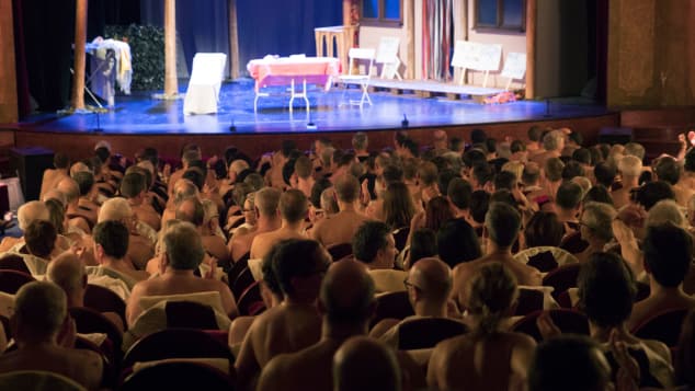 Sfidojnë temperaturat e ulëta, aktorët dhe publiku shfaqen nudo në teatër