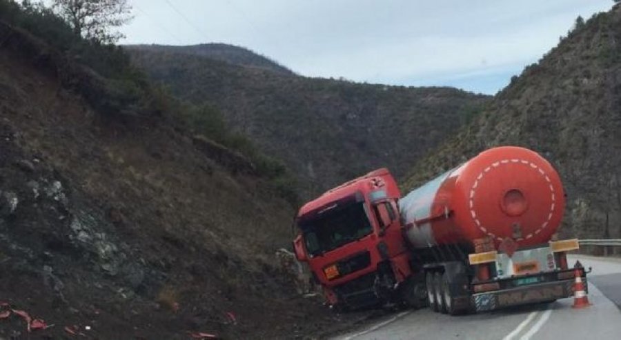 FOTO/ Aksident në aksin Elbasan – Librazhd, autoboti ‘ia fut me kokë’ shkëmbit