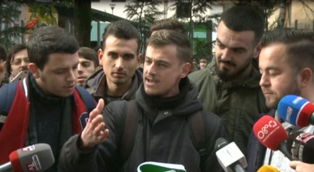 Studentët këngë me iso labe për Edi Ramën, dëgjoni super-vargjet