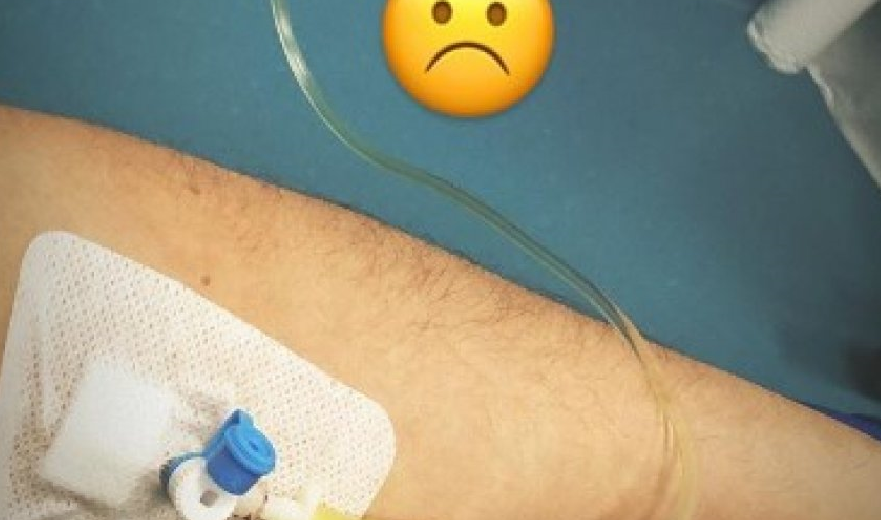 FOTO/ Këngëtari shqiptar përfundon në spital, çfarë i ka ndodhur