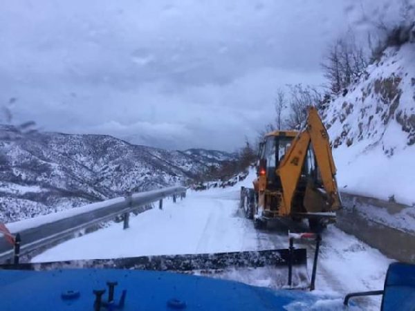 Dibër/ Reshjet e borës shtojnë problemet në zonat e thella