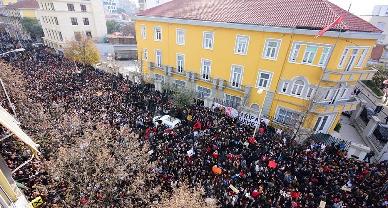 “Protesta e studentëve”/ Ministria bën hapin e radhës, kërkon numrin e …