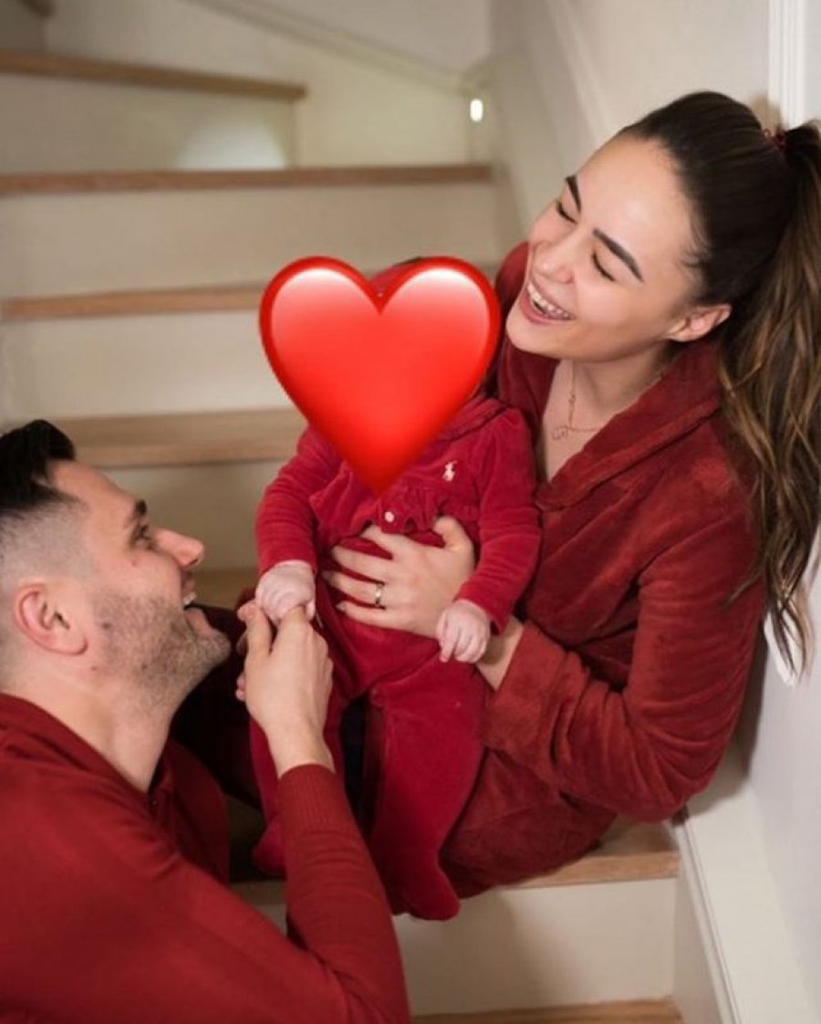 FOTO/ Marrëzisht të dashuruar!Xhensila puth Besin në sy të të gjithëve