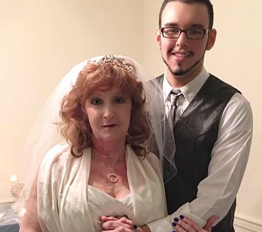 FOTO/72-vjeçarja martohet me adoleshentin pasi e takoi në funeralin e të birit