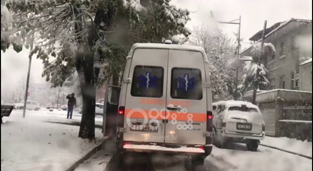 Ambulanca pa zinxhirë mbetet në mes të rrugës
