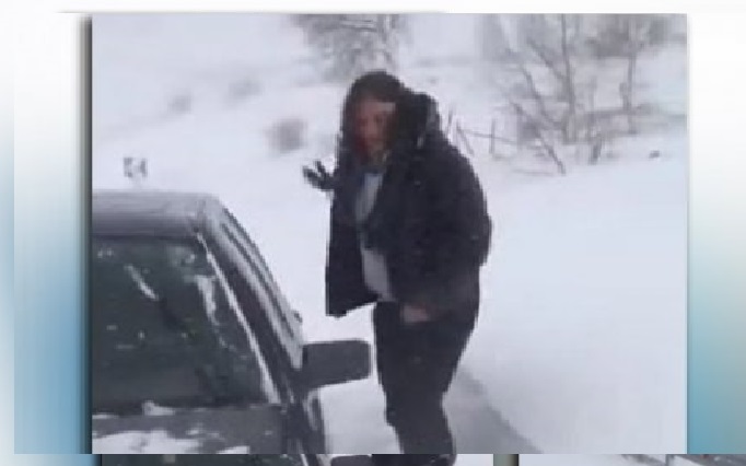 VIDEO/ Mësuesit bllokohen nga bora