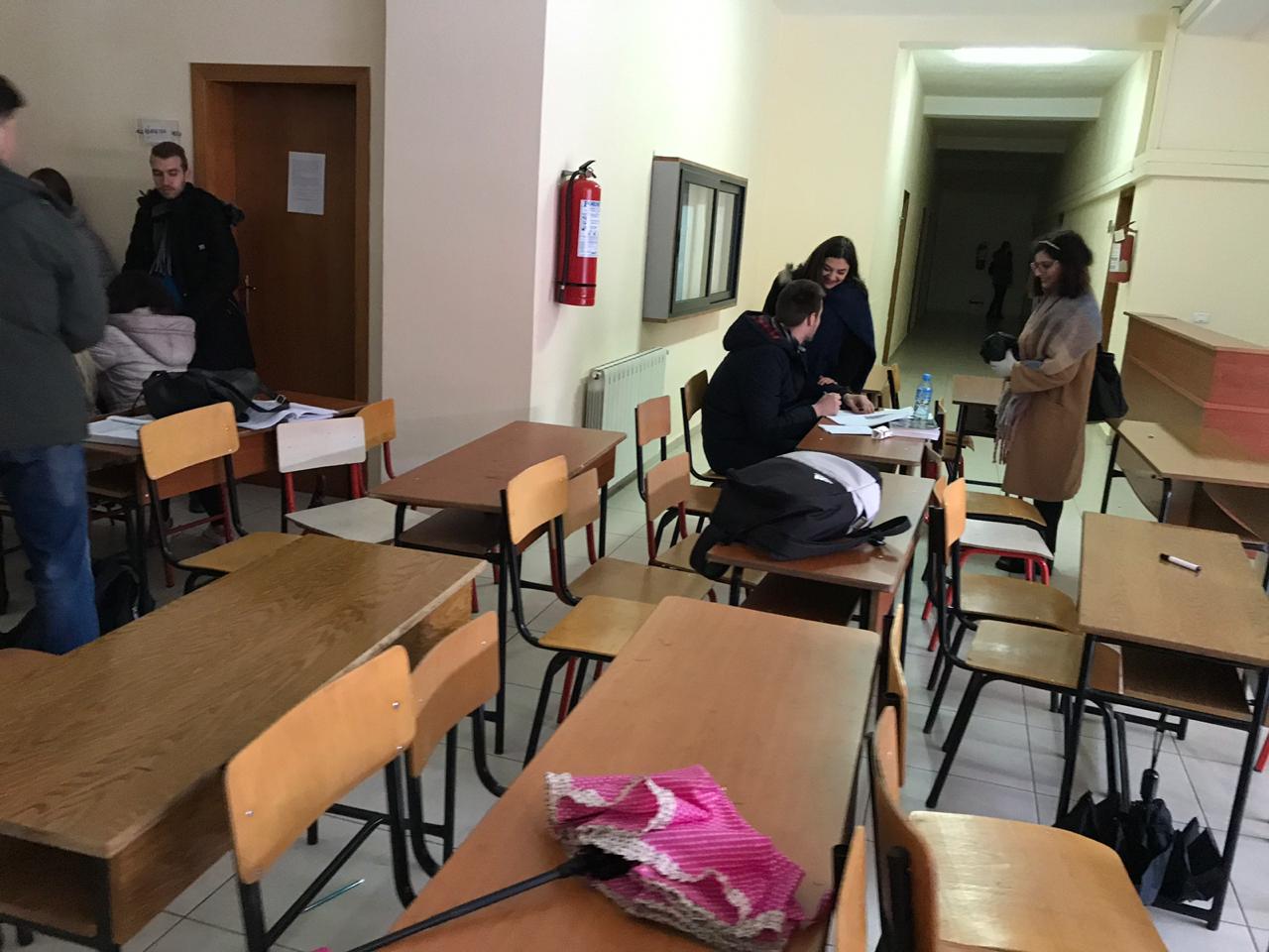 FOTO/’Do mësojmë bashkë’, forma e re e protestës nga studentët e Mjekësisë
