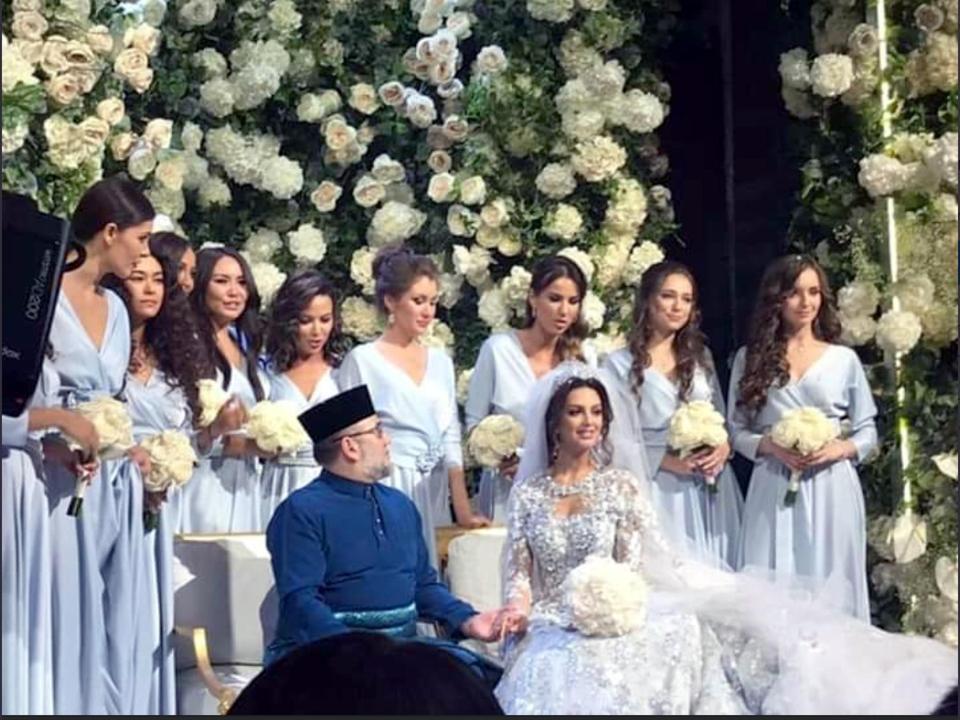 FOTO/U bë ‘Zonja e Parë’ e shtetit, modelja e re martohet me monarkun 50-vjeçar