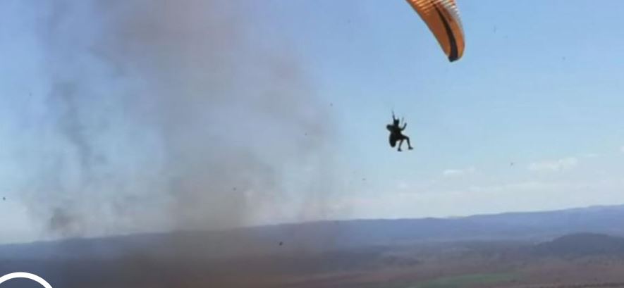 VIDEO/Mrekullia ndodh, parashutisti i mbijeton përballjes me erën e fortë
