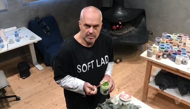 FOTO&VIDEO/ Rama publikon dushin dhe krevatin në shtëpinë në Surrel