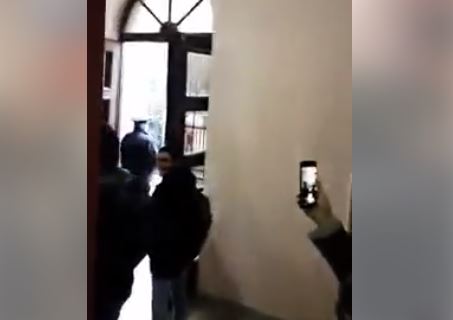 VIDEO/Bojkot mësimit, studentët nxjerrin jashtë Fakultetit forcat e policisë