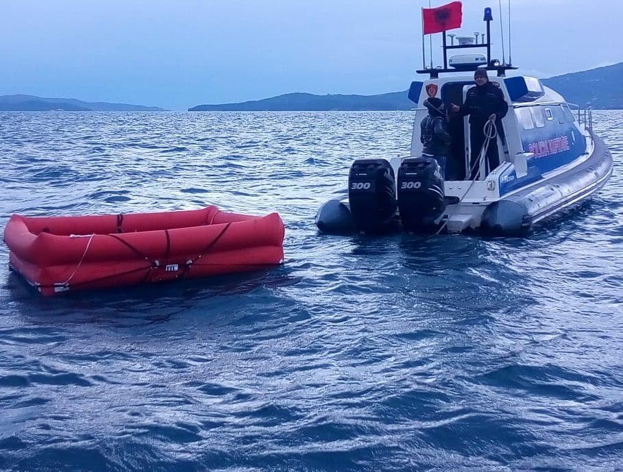 FOTO/ Policia e Sarandes shpetoi nje italian ne ujerat e Qefalit