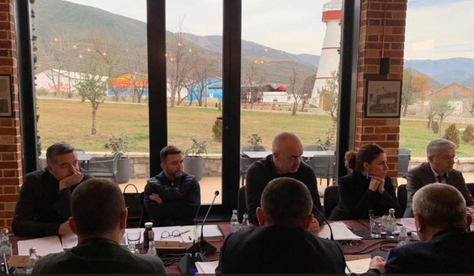 FOTO/Me Braçen në krahë, Rama tregon fokusin për 2019