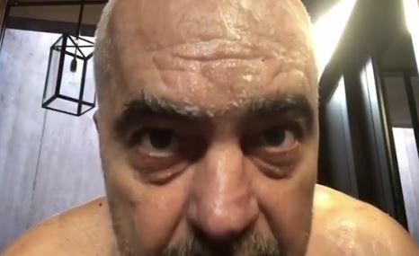 VIDEO/Nga skenat në shtrat e deri në dush, Rama bëhet protagonist i ‘Xing me Ermalin’