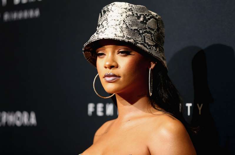 Biznesi fut në konflikt familjen, Rihanna padit babain