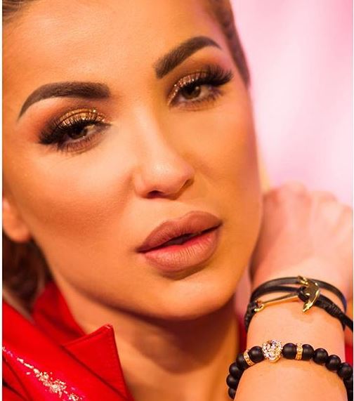 VIDEO/’Flokë rozë për Rozën’ Moderatorja shumë e kënaqur me ndryshimin drastik në pamje