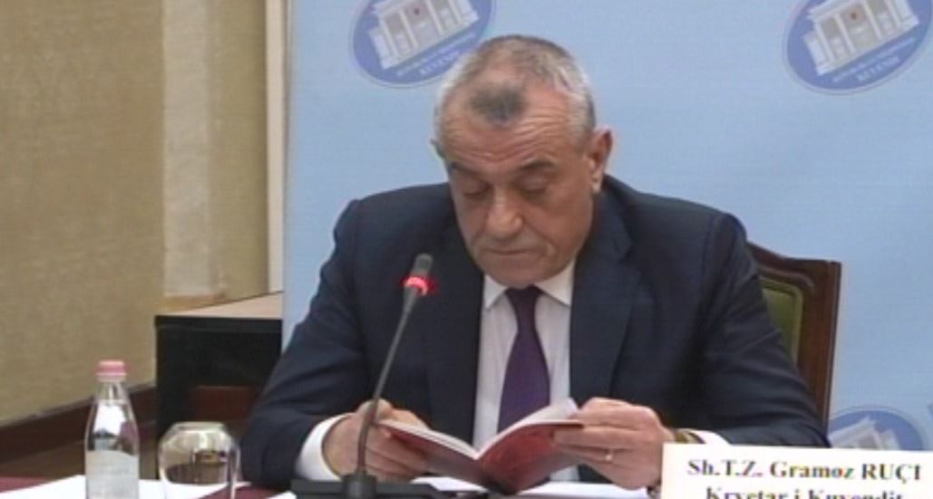 Ruçi pyetet për refuzimin e Cakajt, hap Kushtetutën