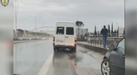 VIDEO/Policia tërheq vëmendjen: ‘Të ndalosh kudo, nuk është shërbim, po shkelje rregullash’