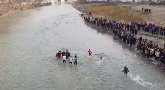 Dita e ujit të bekuar, të rinjtë sfidojnë temperaturat për të vijuar traditën