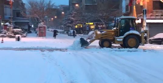 VIDEO/Bora mbulon gjatë natës disa qytete, bllokohen fshatrat