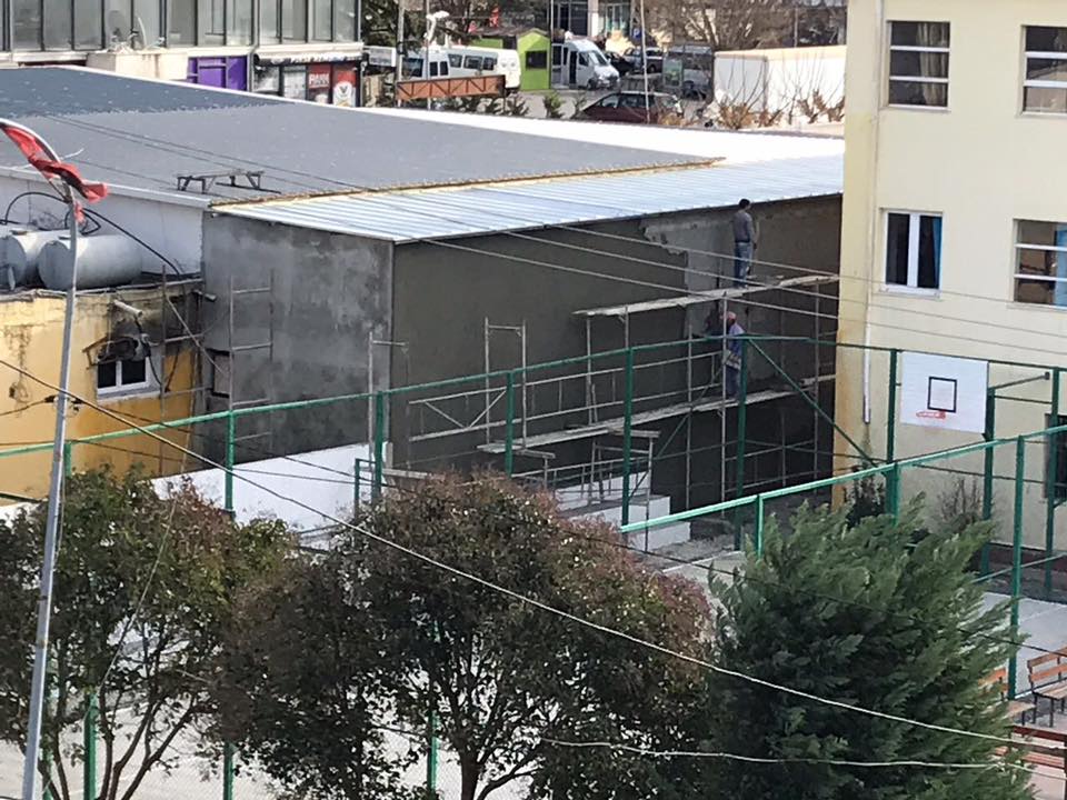 FOTO/Denoncimi: Mafia në Laç pushton oborrin e shkollës