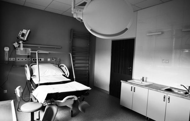 Gruaja e pavetëdijshme prej 10 vjetësh sjell në jetë një fëmijë