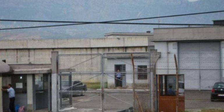 Denoncoi drejtorin e burgut të Rrogozhinës për korrupsion, pezullohet nga detyra oficeri i policisë