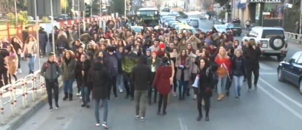 VIDEO/Studentët marshojnë tek Kryeministria, protesta paralele dhe në rrethe