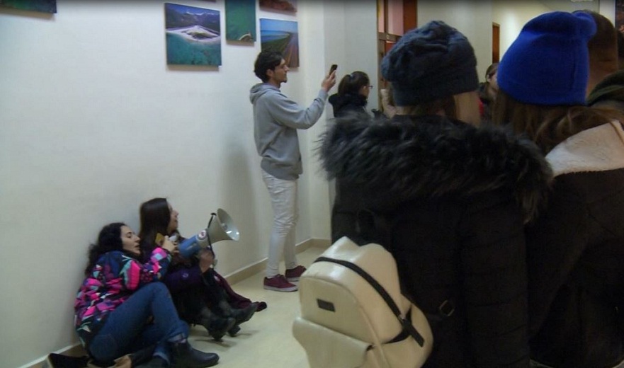 VIDEO/ Protesta nuk ndalet, mbi 200 studentë futen në ambientet e Ekonomikut