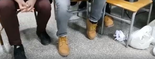 VIDEO/Studentët ngujohen, policia nuk i lejon të marrin ushqime