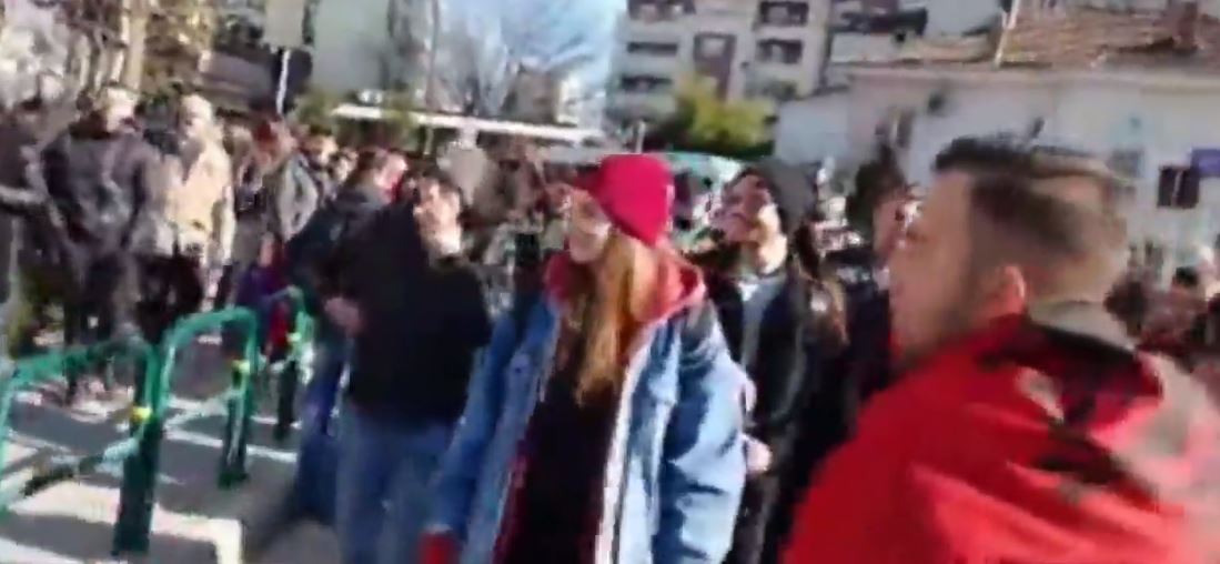 ‘Nuk besojmë tek Kryeministri’ studentët zhvendosin protestën tek Ambasada Amerikane
