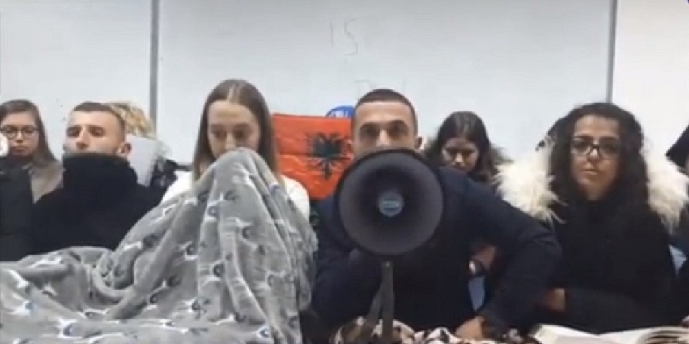 VIDEO/ Studentët votojnë unanimisht për bojkot dhe ngujim