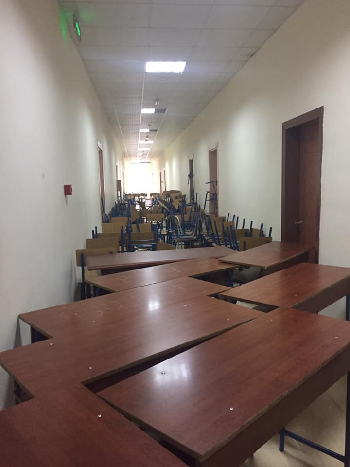 FOTO/Studentët bojkotojnë mësimin, nxjerrin karriget në korridor
