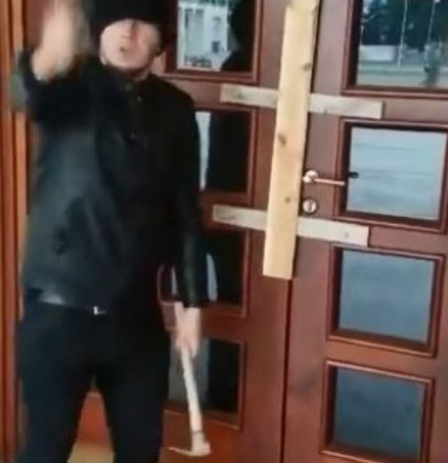 VIDEO/Rikthehet protesta, studentët gozhdojnë dyert e fakulteteve