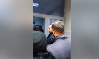 VIDEO/Studentët e gdhinë në fakultet, përplasen me policinë private
