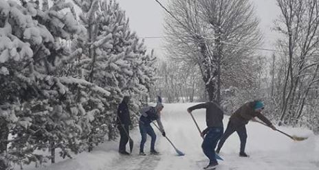 FOTO/Të rinjtë e Librazhdit aksion të pastrojnë borën: Me kripë gjelle meqë shteti na harroi këtë dimër