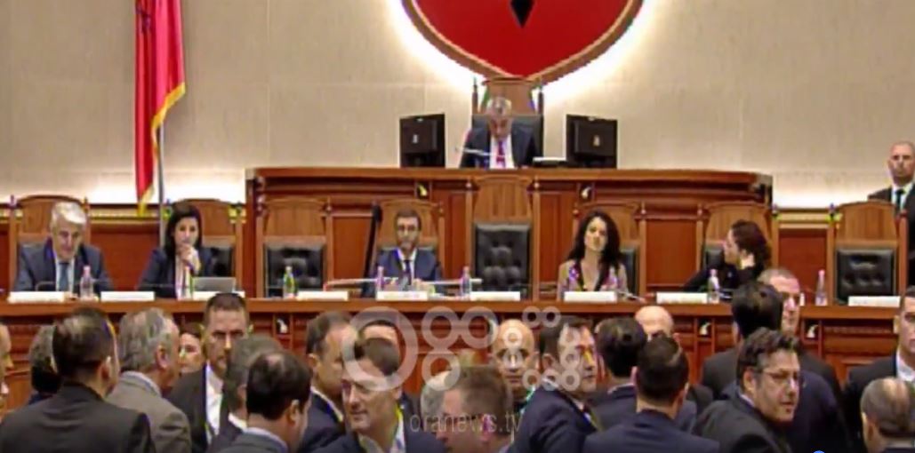 LAJMI I FUNDIT/ Tension në Kuvend, opozita bllokon foltoren