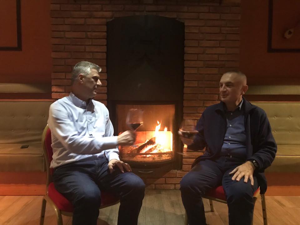 Presidentët shqiptarë “trokasin” gotat me verë për Vitin e Ri