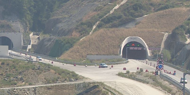 Aksident në hyrje të tunelit në Elbasan, autobusi përplaset me makinën