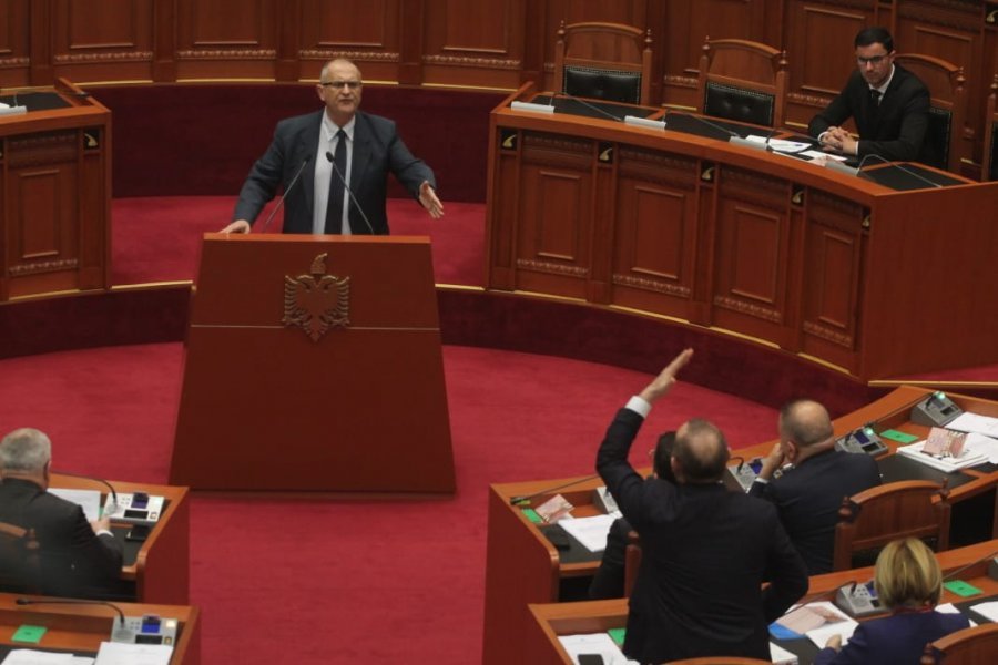 “Ulu aty, mos na çaj t.apin”/ Tensione mes Petrit Vasilit dhe Ulsi Manjës