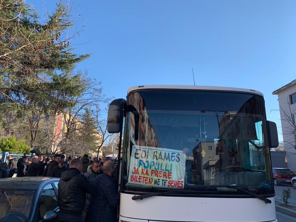 FOTO/’Populli ja ka prerë biletën Ramës për në të ….’ja sloganet e protestuesve