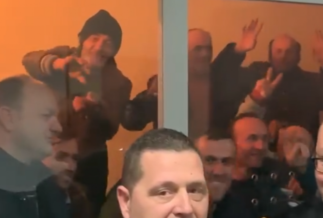VIDEO/Protestuesit brenda kafazit me dy gishtat lart: Kudo në këmbë për Shqipërinë