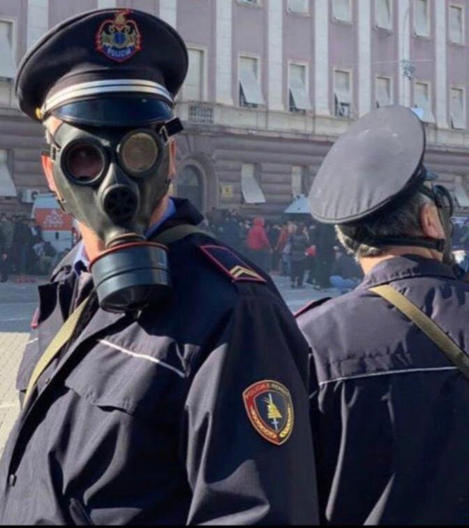 FOTO/ Gazsjellës përballë rinisë protestuese