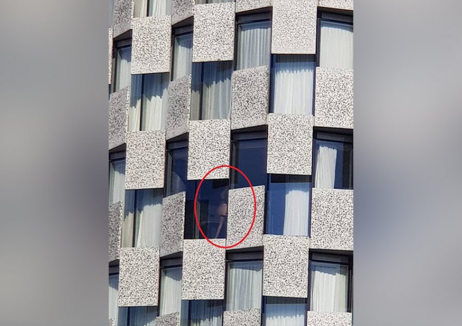 FOTO/ E zhveshur në dritaren e hotelit në Tiranë, vajza që po çmend rrjetet sociale