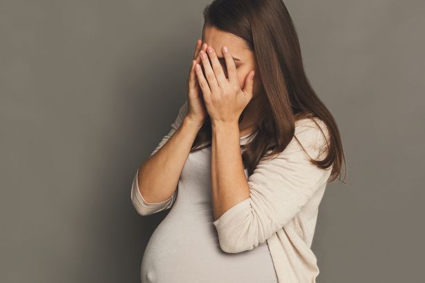 Burri shokohet, gruaja e tij i vendos fëmijës emrin e ish-të dashurit