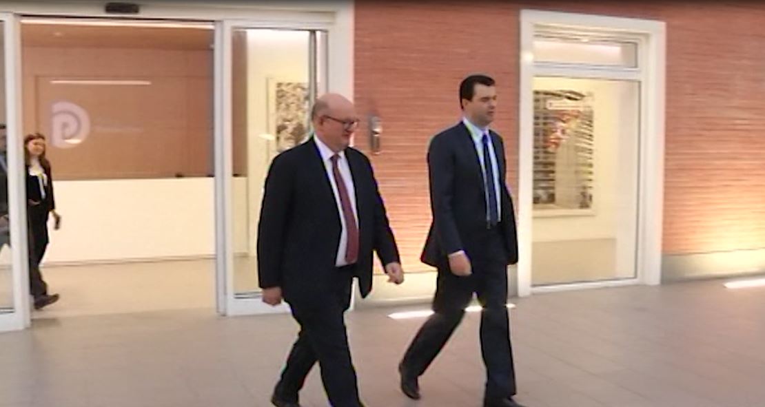 Djegia e mandateve, Ambasadori britanik takon Bashën